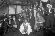 828855 Groepsportret van 'de Radjah' (H.C.A. Gerlings, 1870-1938, zittend in het midden) en zijn vrienden, leden van de ...